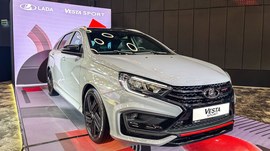 ВАЗ (Lada) Vesta SW Sport: вид спереди сбоку на стенде