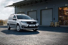 ВАЗ (Lada) Largus фургон: вид спереди сбоку у склада