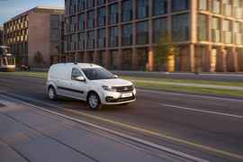 ВАЗ (Lada) Largus фургон: вид спереди сбоку в движении