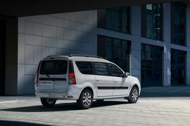 ВАЗ (Lada) Largus CNG: вид сзади сбоку у здания