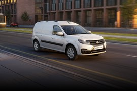 ВАЗ (Lada) Largus фургон CNG: вид спереди сбоку в движении
