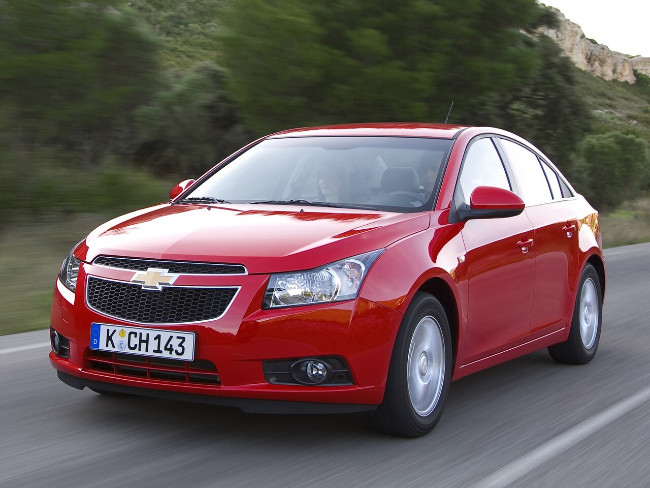 Chevrolet Cruze седан (I поколение, 2009 - 2012 г.в.): Три четверти спереди в движении по горной дороге
