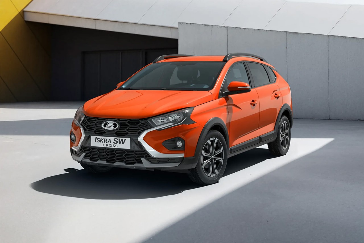 ВАЗ (Lada) Iskra SW Cross: вид спереди сбоку у здания