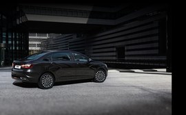 ВАЗ (Lada) Aura седан: вид сзади сбоку у здания