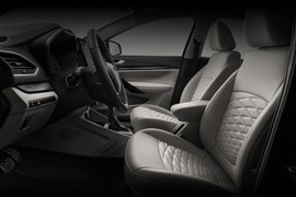 ВАЗ (Lada) Aura седан: салон, передний ряд