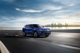 KGM Korando: вид спереди сбоку на дороге