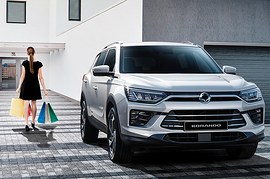 KGM Korando: вид сзади сбоку у здания