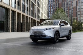 OMODA C7: вид спереди сбоку у здания