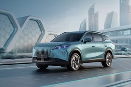OMODA C7: вид спереди сбоку