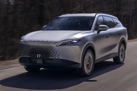 OMODA C7: вид спереди сбоку