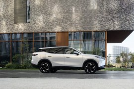 OMODA C7: вид сбоку у здания