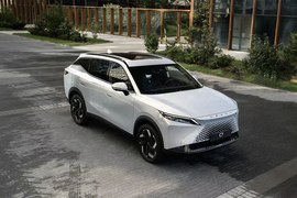 OMODA C7: вид спереди сбоку