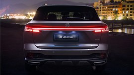 MG HS: вид сзади ночью у набережной