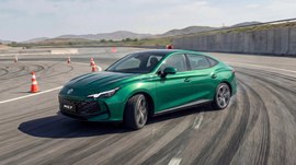 MG 7: вид спереди сбоку на треке
