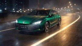MG 7: вид спереди сбоку ночью