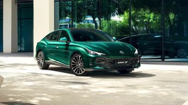 MG 7: вид спереди сбоку во дворе
