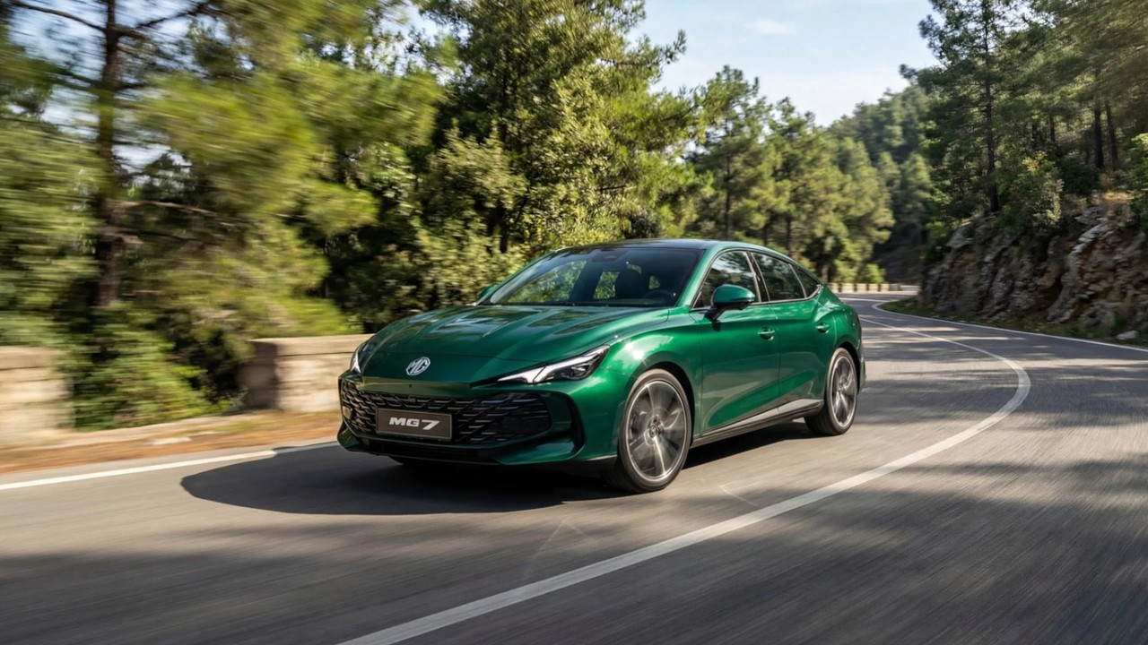MG 7: вид спереди сбоку на горной дороге