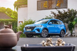 MG RX5: вид сзади сбоку у зданий