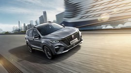 MG RX5: вид спереди сбоку ночью у зданий