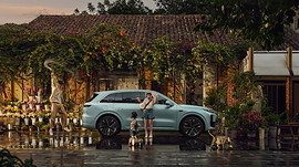 Lixiang L6: вид сбоку у здания