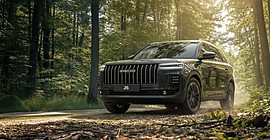 Jaecoo J6: вид спереди сбоку в лесу