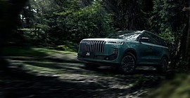 Jaecoo J6: вид спереди сбоку в лесу