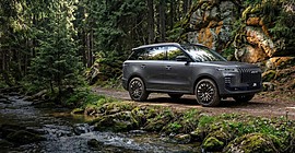Jaecoo J6: вид спереди сбоку в лесу