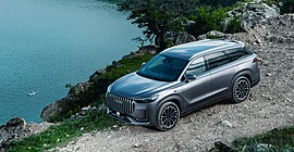 Jaecoo J8: вид спереди сбоку у воды