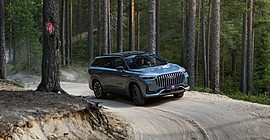 Jaecoo J8: вид спереди сбоку в лесу
