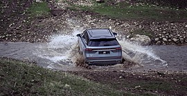 Jaecoo J8: вид сзади сбоку в воде