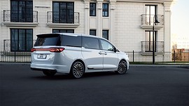 JAC RF8: вид сзади сбоку у здания