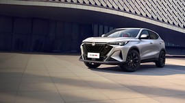 Changan CS35 MAX: вид спереди сбоку у здания