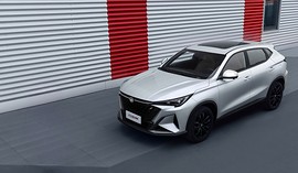 Changan CS35 MAX: вид спереди сбоку у стены