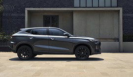Changan CS35 MAX: вид сбоку у здания