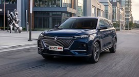 Changan CS75 PRO: вид спереди сбоку у здания