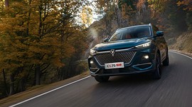 Changan CS75 PRO: вид спереди сбоку на дороге