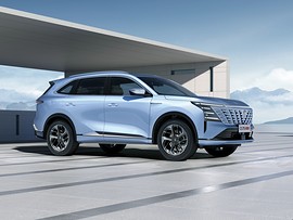 Changan CS75PLUS NEW: вид спереди сбоку у здания