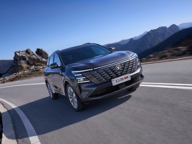 Changan CS75PLUS NEW: вид спереди сбоку в горах