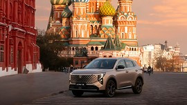 Changan UNI-S: вид спереди сбоку у здания