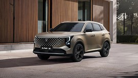 Changan UNI-S: вид спереди сбоку у здания