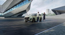Hongqi HS3: вид спереди сбоку у здания