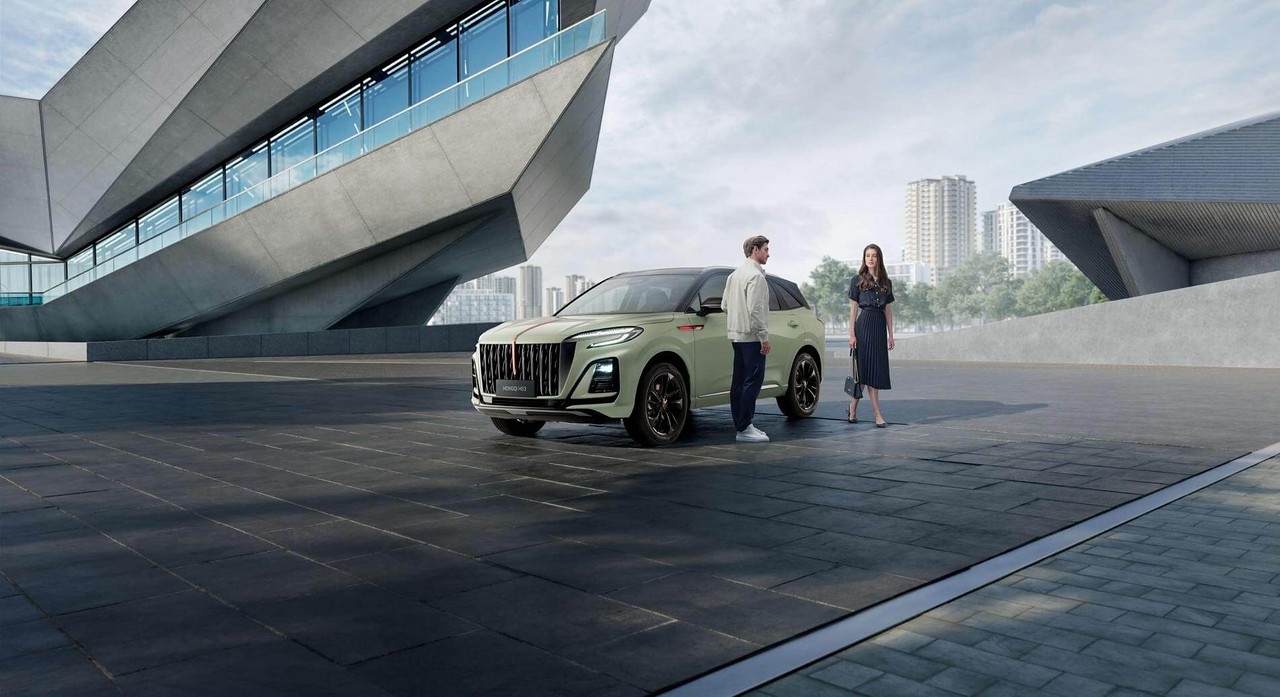 Hongqi HS3: вид спереди сбоку у здания