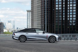 Hongqi H6: вид сбоку у здания