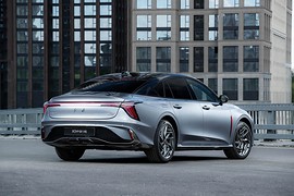 Hongqi H6: вид сзади сбоку