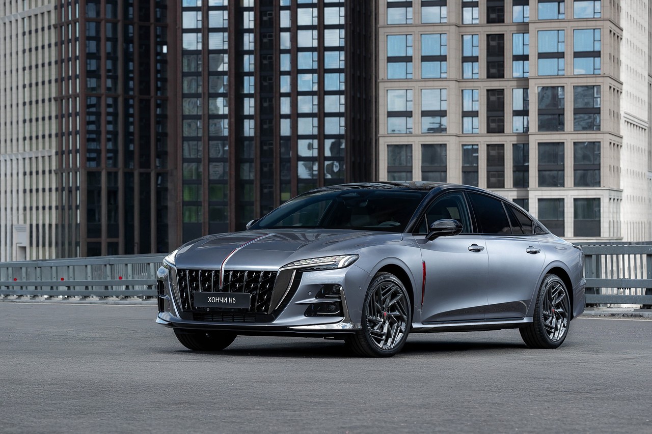 Hongqi H6: вид спереди сбоку у здания