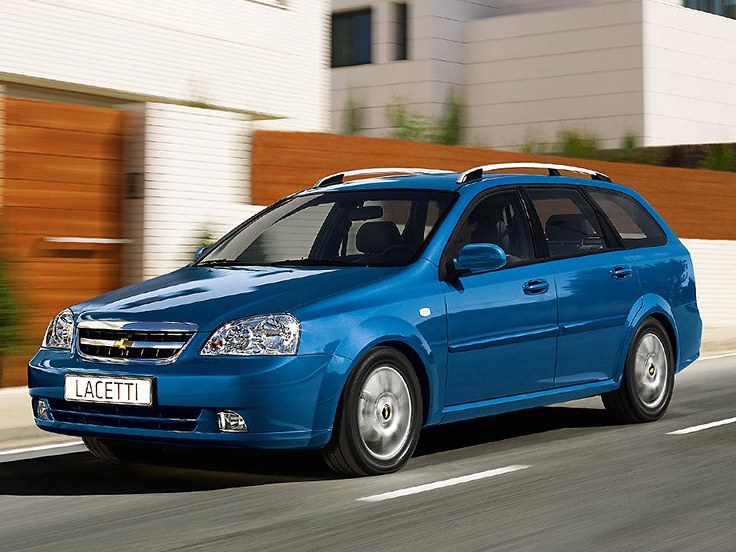 Chevrolet Lacetti универсал (I поколение, 2004 - 2013 г.в.): Синий универсал в движении мимо жилого дома