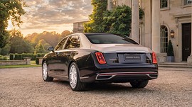 Hongqi GUOYA: вид сзади сбоку у здания