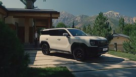 Haval H3: вид спереди сбоку у дома