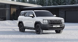 Haval H3: вид спереди сбоку у здания
