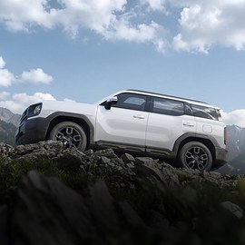 Haval H3: вид сбоку на камнях